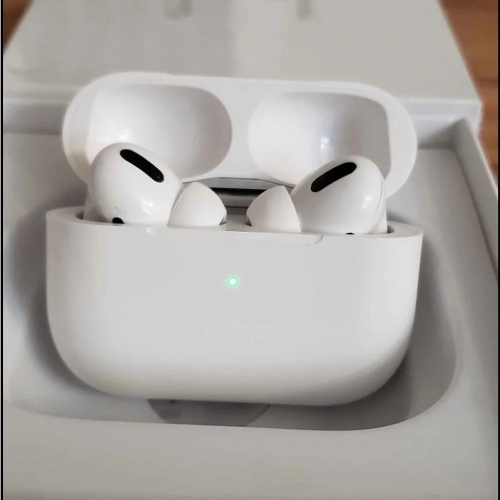 Apple White Wireless Earbuds with Charging Case